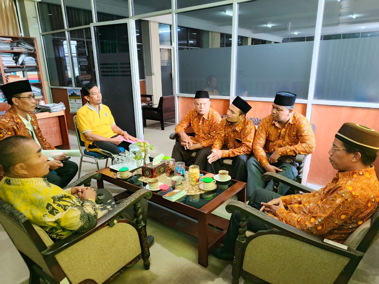 MINTA PENJELASAN: AGPAII NTB saat mendatangi Kantor Dikbud NTB, pekan lalu. Mereka menanyakan TPG dan THR tahun 2023 dan 2024 yang belum dibayarkan.