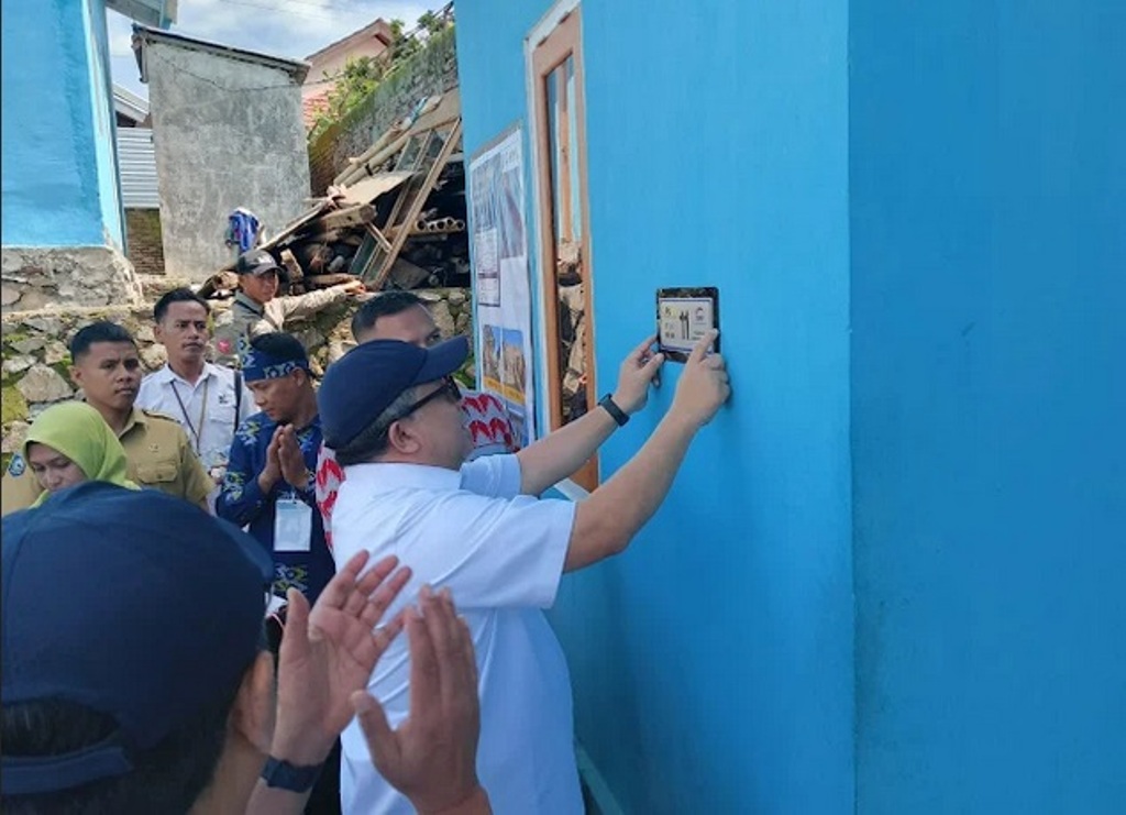 PERESMIAN: Wakil Menteri Perumahan Rakyat dan Kawasan Permukiman Fahri Hamzah meresmikan rumah yang dibangun di Kelurahan Rabadompu Barat, Kecamatan Raba, belum lama ini.
