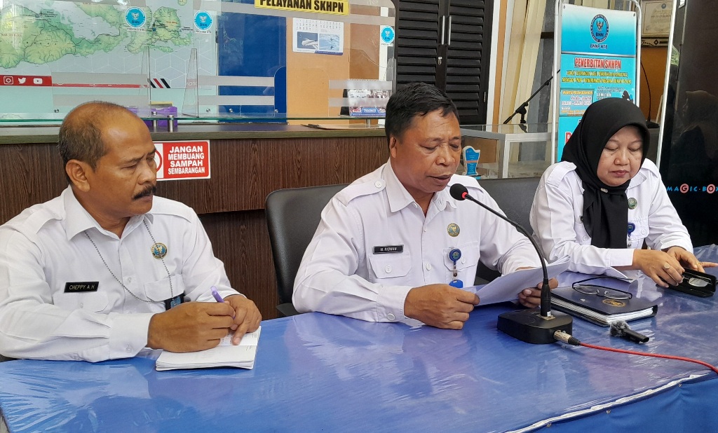 BERI KETERANGAN: Plh Kepala BNN NTB M Ridwan (tengah) menyampaikan capaian kinerja selama tahun 2024, Senin (30/12).