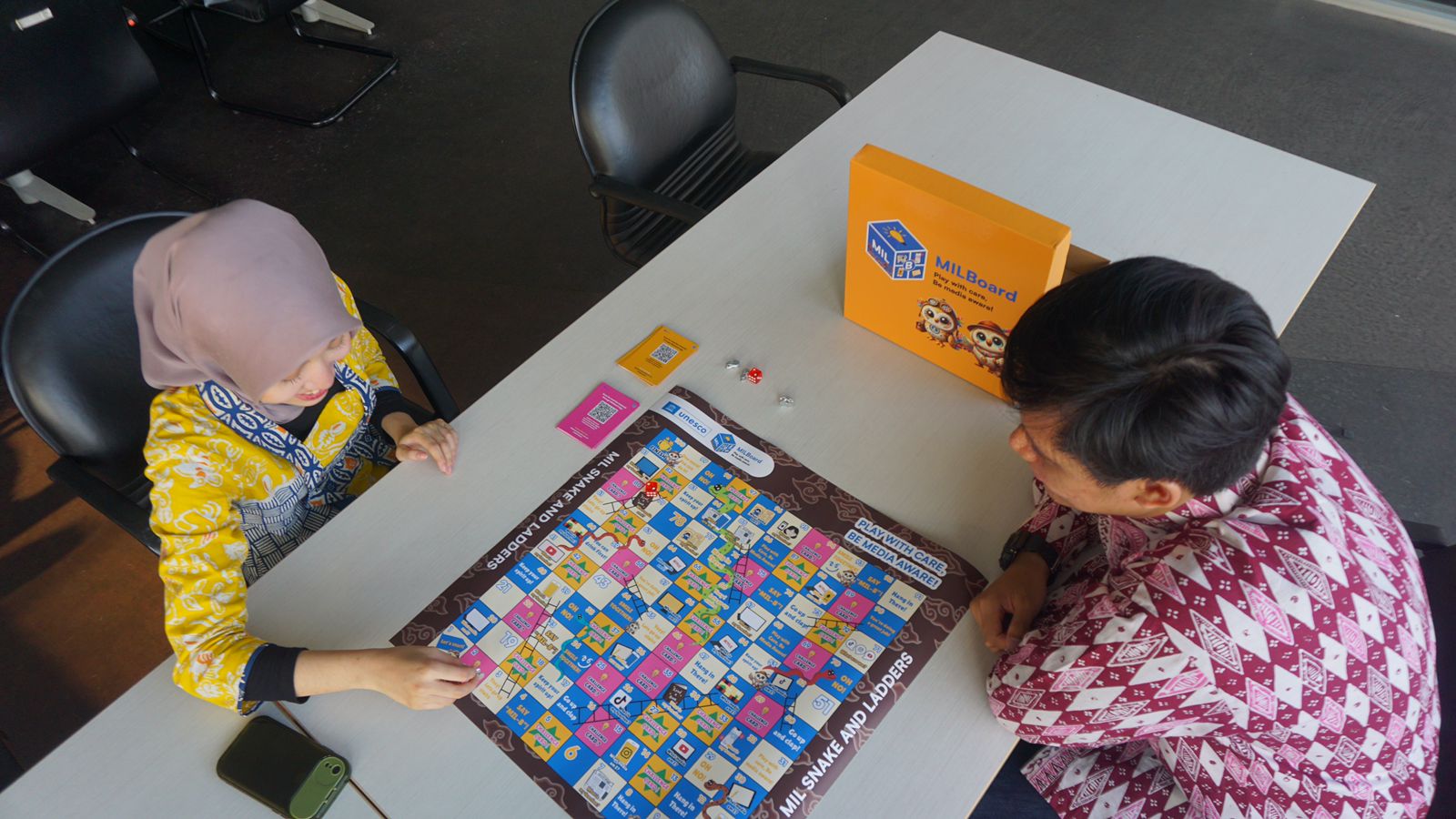Tim MILBoard Universitas Indonesia membuat inovasi board game untuk literasi media informasi.