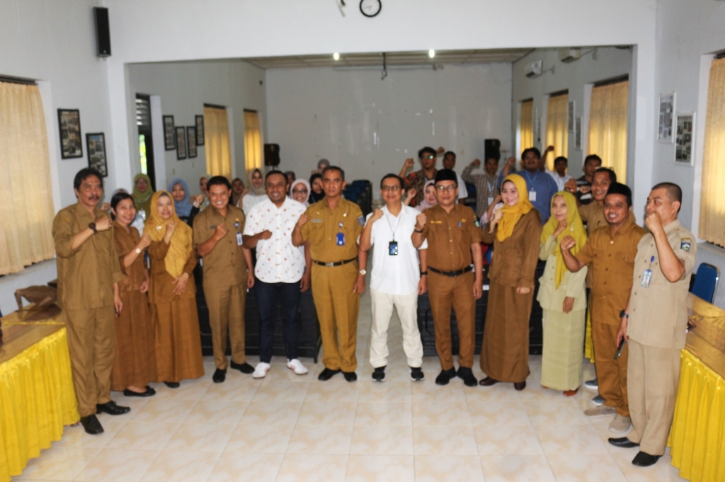 PELATIHAN UMKM: Kepala DKUKM NTB H Ahmad Masyhuri (enam dari kiri) dan Stakeholder Relation Departement Head PT Angkasa Pura Indonesia Arif Hariyanto (tujuh dari kanan) diklat di Mataram.