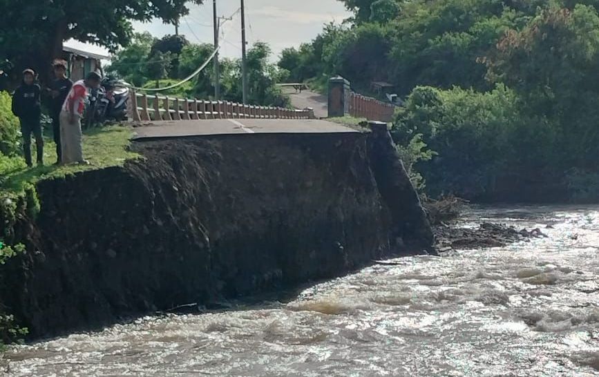 JEMBATAN PUTUS: Warga Sampungu, Soromandi, Bima terisolir karena jembatan putus diterjang banjir, Minggu (29/12).