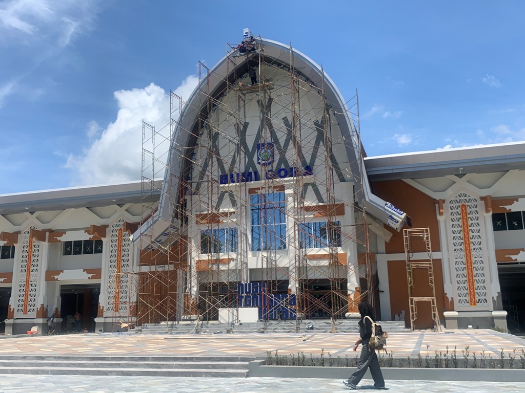 TUNTAS: Pengerjaan proyek revitalisasi kantor gubernur NTB yang sudah mulai rampung, Jumat (30/12).&nbsp;