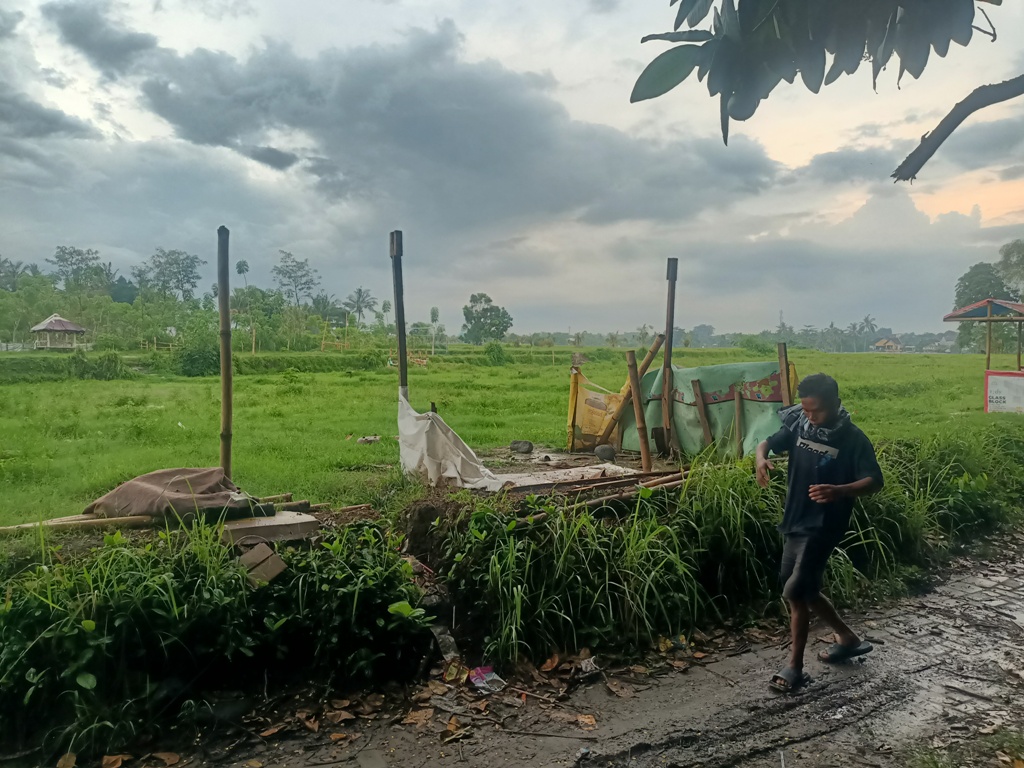 SIAPKAN LAHAN: Seorang berjalan di dekat lahan yang dibebaskan Pemkot Mataram untuk dijadikan tempat pemakaman, Jalan Terusan Bung Hatta, Monjok Mataram, beberapa waktu lalu.