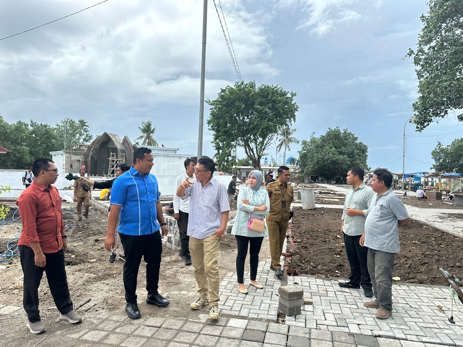 SIDAK: Sejumlah anggota DPRD Kota Mataram turun mengecek kondisi proyek Pantai Boom, beberapa waktu lalu.