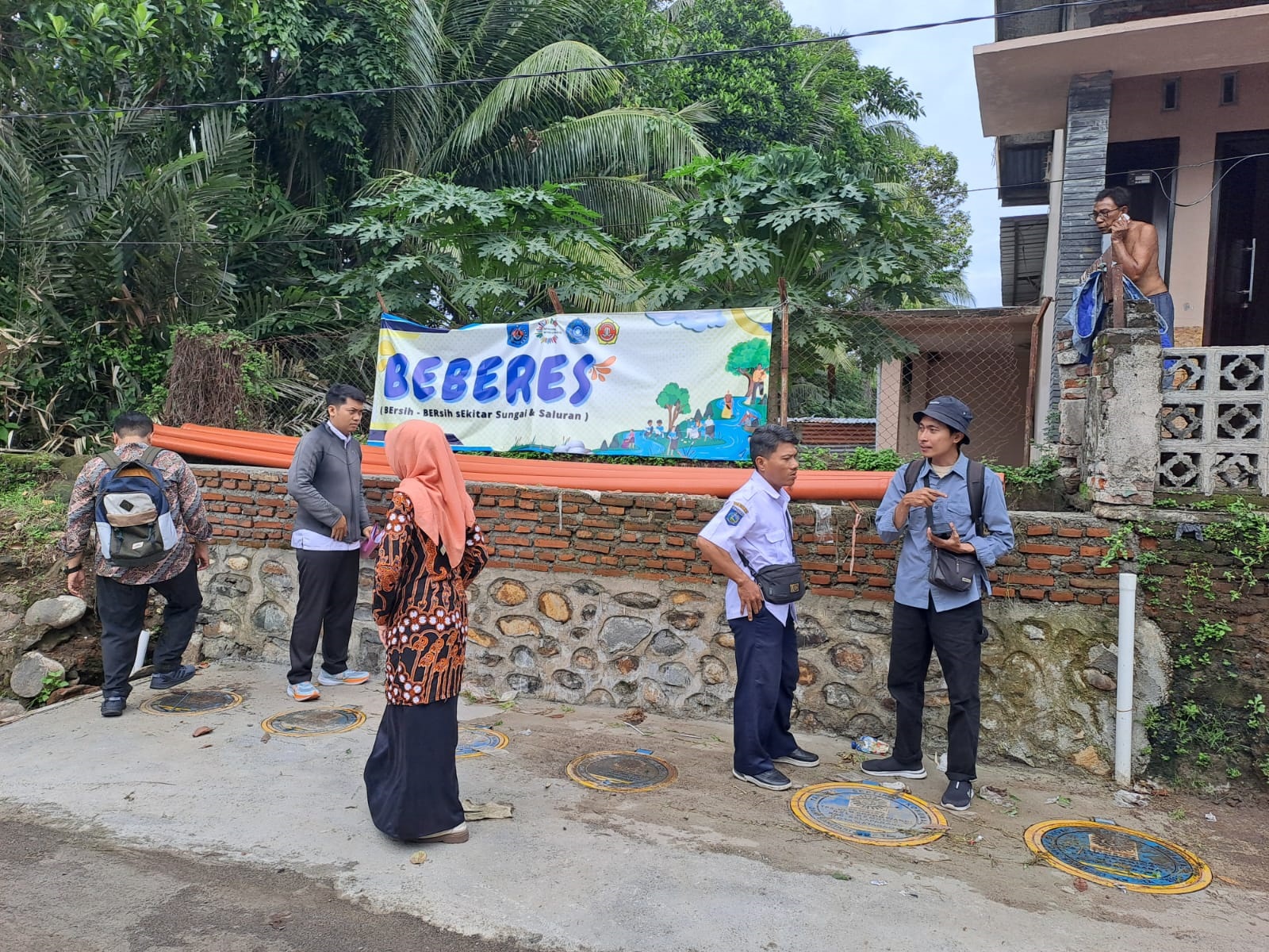 PROYEK SELESAI: Seorang pekerja memasang septik tank personal, beberapa waktu lalu.