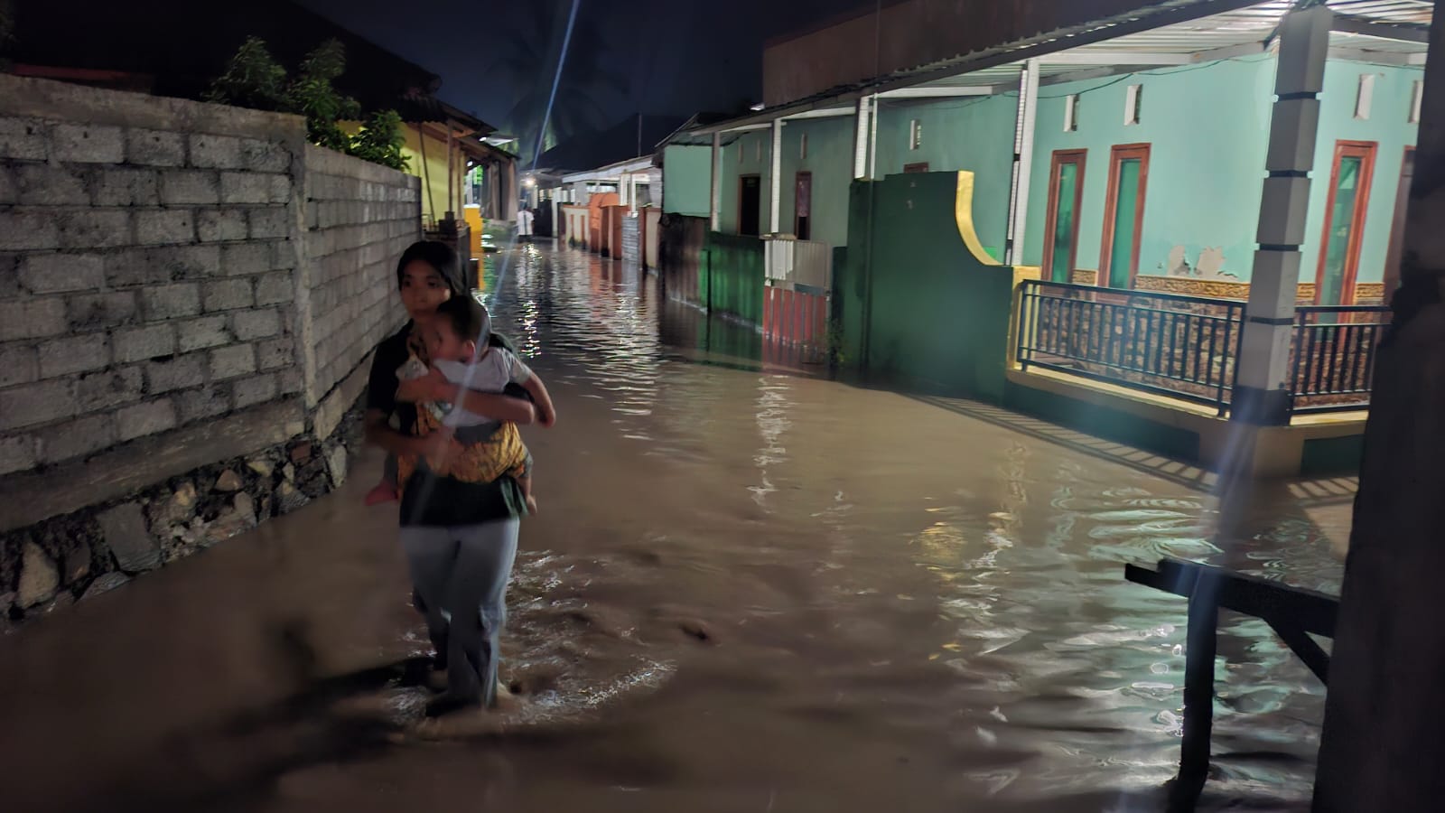 BUTUH BANTUAN: Banjir merendam rumah warga di Dusun Manggu Daye, Desa Ganti, Kecamatan Praya Timur, Lombok Tengah, Selasa malam (31/12).