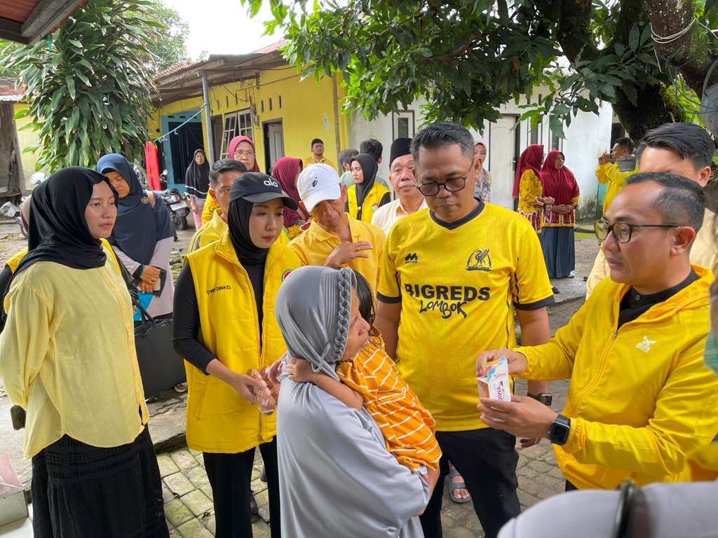 PEDULI: Kepala Dinkes Kota Mataram dr H Emirald Isfihan, Anggota DPRD Kota Mataram Rino Rinaldi, Ketua DWP Dinkes Kota Mataram Nining Herlina, saat berbincang dengan orang tua balita alami stunting.