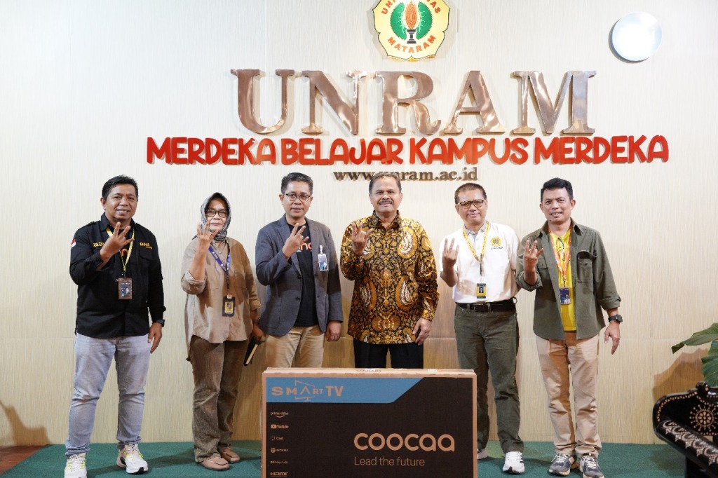 KERJA SAMA: Rektor Unram Prof Bambang Hari Kusumo (tiga dari kanan) bersama jajaran dan pihak BNI di Rektorat Unram, pekan lalu.