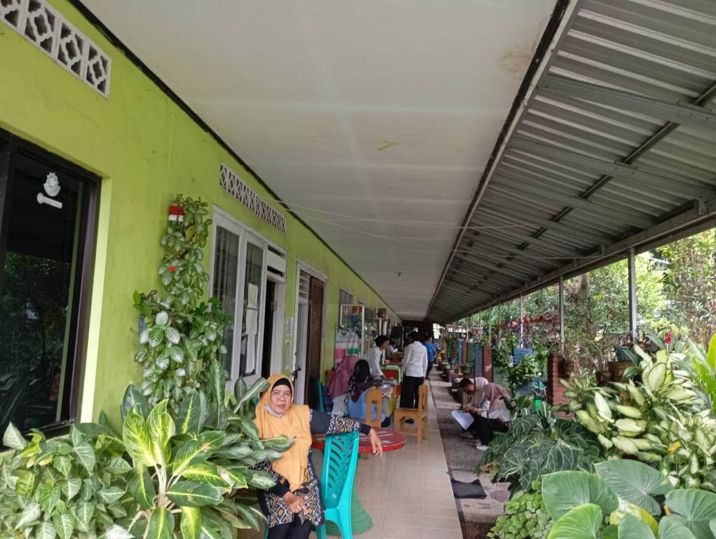 TETAP MASUK: Sejumlah guru SDN 19 Cakranegara tetap masuk pada libur semester ganjil, Senin (30/12).