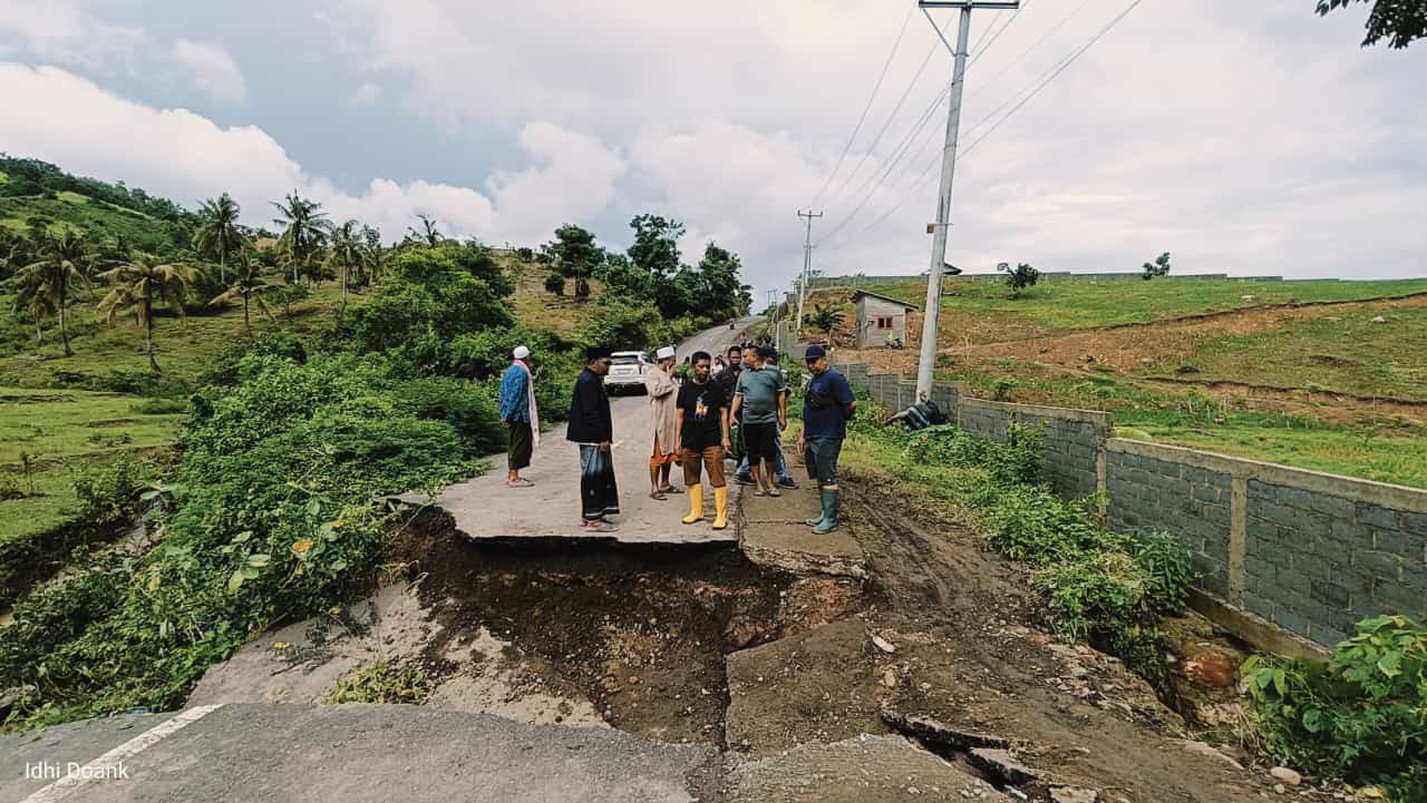 JALUR VITAL: Jalan provinsi yang menghubungkan Buwun Mas menuju Pantai Mekaki, Sekotong, Lombok Barat, tergerus Rabu siang. Akses jalan pun terputus.