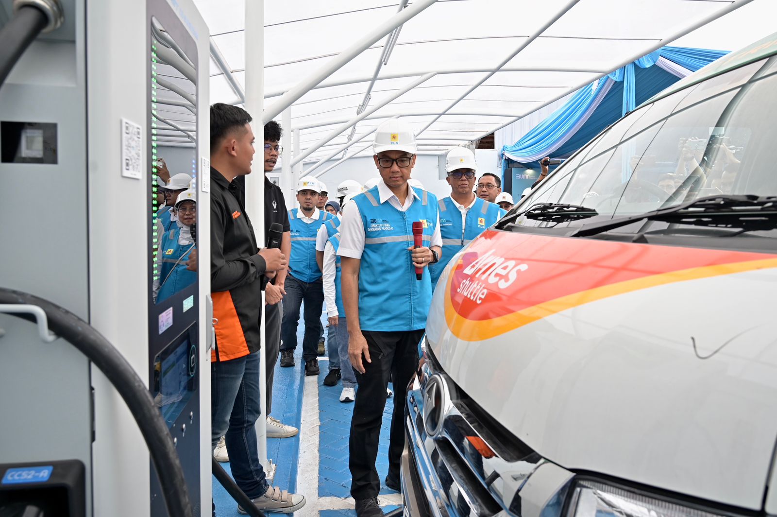 Direktur Utama PLN Darmawan Prasodjo (kedua dari kanan) berinteraksi dengan salah satu pengguna SPKLU dari penyedia angkutan masal di One Stop EV Charging Station di Surapati, Bandung, Jawa Barat.