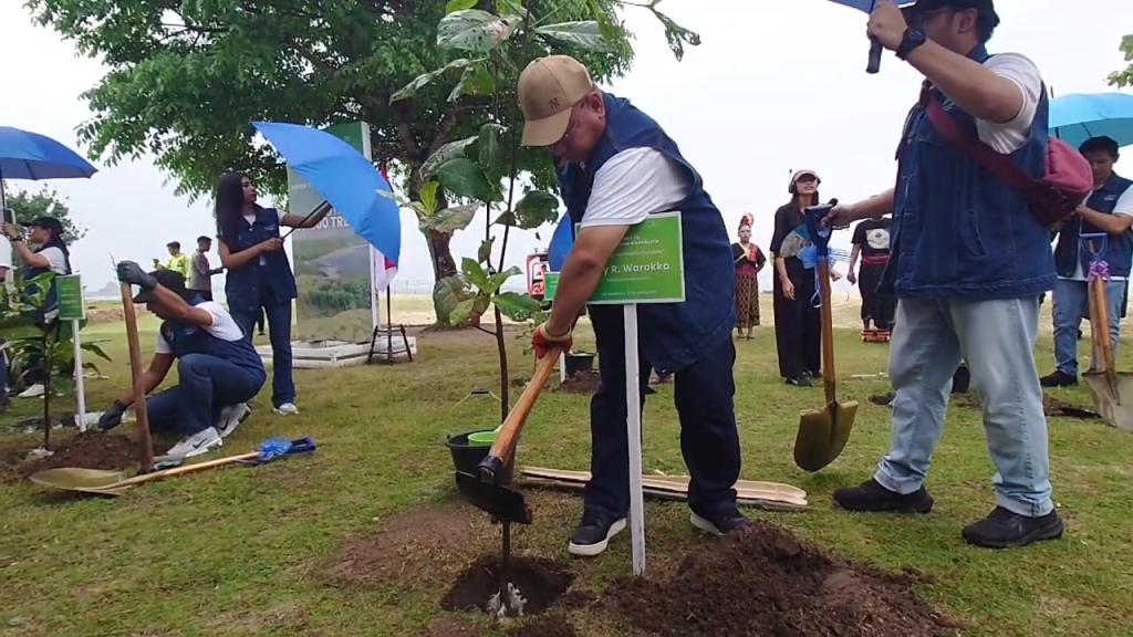 RAMAH LINGKUNGAN: Direktur Komersial ITDC Troy Reza Warokka bersama jajaran gelar aksi menanam pohon di kawasan Kuta Beach Park, The Mandalika, Loteng, Selasa (31/12/2024).