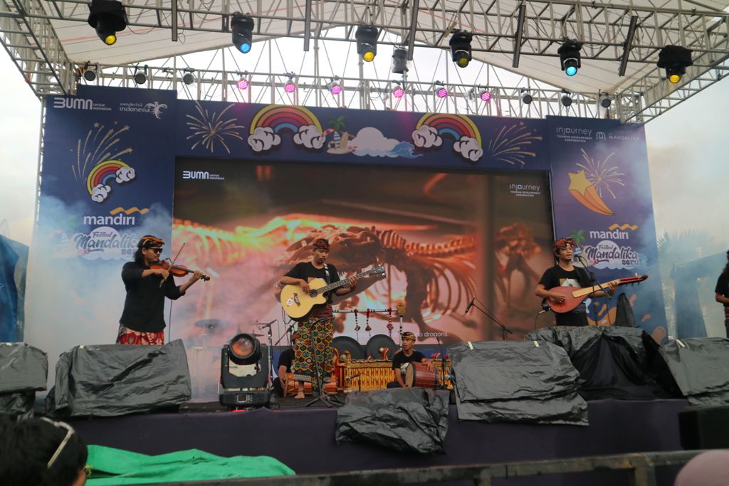 GANDENG MUSISI LOKAL: Penampilan musisi lokal pada acara Mandiri Festival Mandalika Seru di kawasan Kuta Beach Park, The Mandalika, Lombok Tengah, Selasa (31/12/2024) meriahkan Tahun Baru di Mandalika