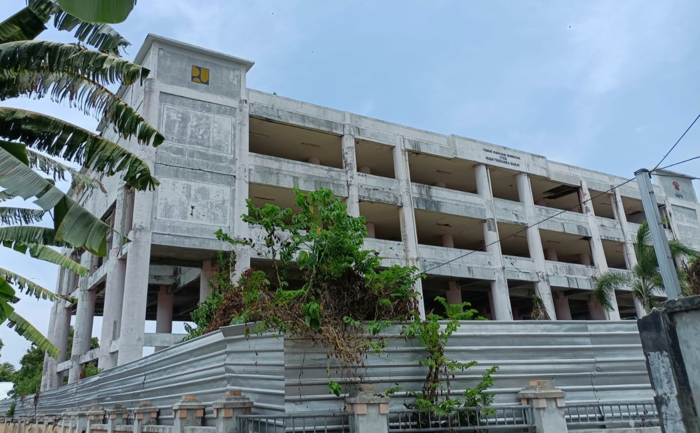 TERBENGKALAI: Gedung Tes Shelter Tsunami di Lombok Utara kini terbengkalai. Gedung yang dibangun dengan anggaran miliaran rupiah jadi kandang sapi.