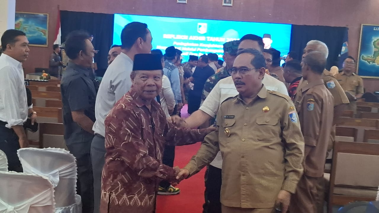 INVESTASI: Pj Bupati Lobar Ilham (kanan) usai menghadiri refleksi akhir tahun yang digelar Pemkab Lobar, beberapa waktu lalu.