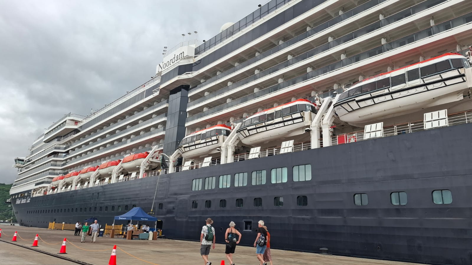 SURGA DUNIA: Kapal pesiar Noordam berlabuh di dermaga Pelabuhan Gili Mas, Lembar, 16 Desember 2024 lalu. Kapal ini mengangkut 1.887 wisatawan dari berbagai negara.