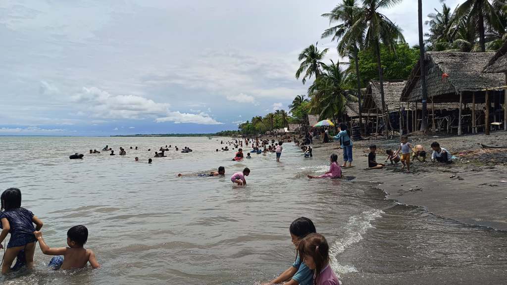 LIBURAN: Sejumlah pengunjung di pantai Sunrise Land Lombok, Dusun Montong Meong, Desa Labuhan Haji, Lombok Timur menikmati libur tahun baru bersama keluarga.