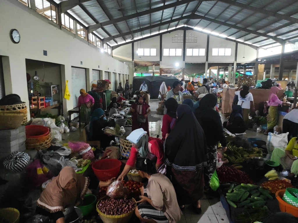 HARGA MELONJAK: Suasana warga yang berbelanja berbagai komoditas pangan di Pasar Mandalika, Rabu (1/1).