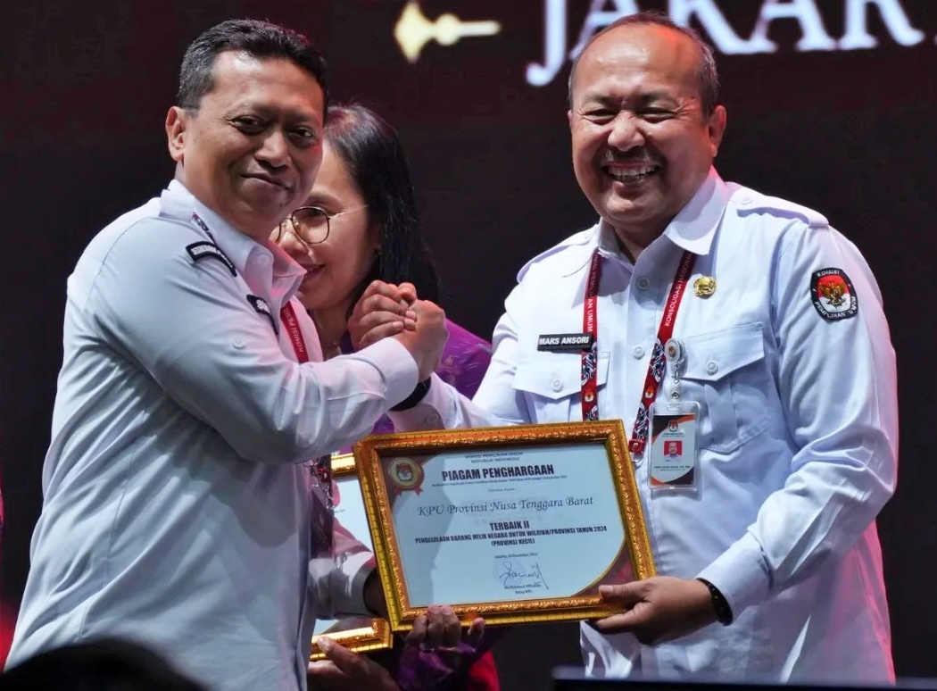 PENGHARGAAN: Sekretaris KPU NTB Mars Ansori Wijaya (kanan) menerima penghargaan dari KPU RI di Jakarta, belum lama ini.