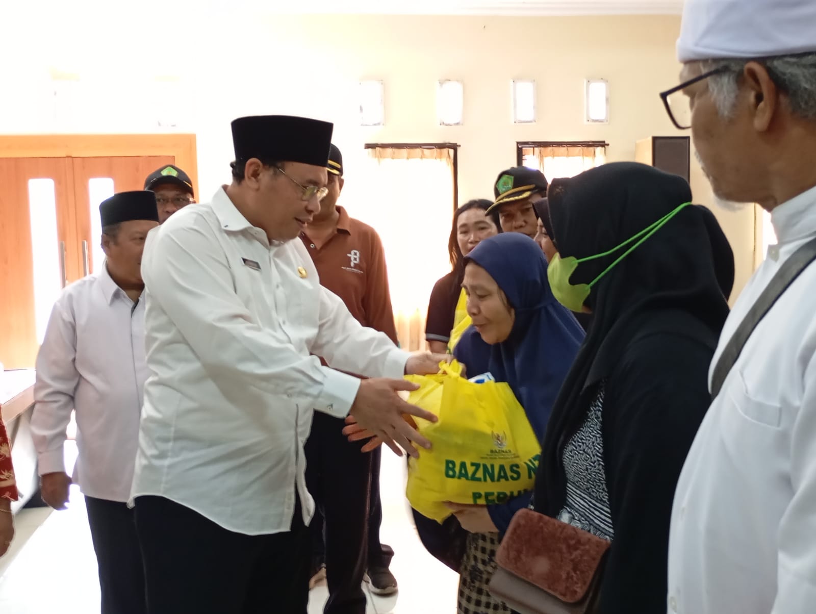 KEDEDULIAN SOSIAL: Kepala Kemenag Kota Mataram H Hamdun menyalurkan paket sembako kepada lansia dan kaum dhuafa di Aula Kemenag setempat, Selasa (31/12) lalu.
