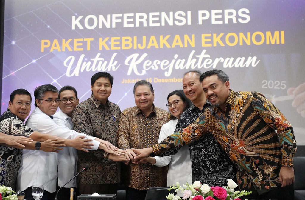 GERAKKAN KONSUMSI: Menteri Koordinator Bidang Perekonomian Airlangga Hartarto (tengah) bersama Menteri Keuangan Sri Mulyani (ketiga kanan) dan sejumlah menteri lainnya  usai bahas ekonomi, akhir tahun