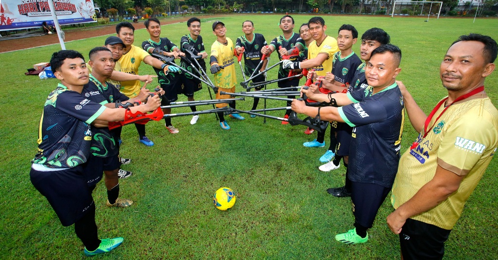 SALAM STIK SIKU: Para pemain dan pelatih Persas Surabaya setelah berlatih di lapangan Universitas PGRI Adi Buana Surabaya (8/12). Selama mengikuti Piala Menpora, mereka menorehkan dua kali runner up.