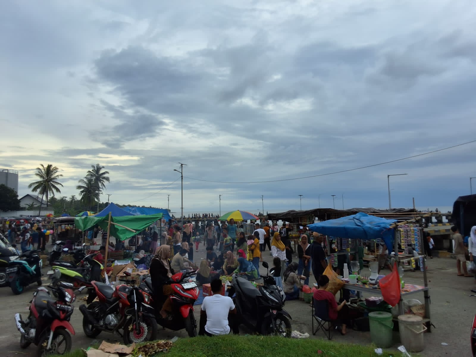 FASILITAS RUSAK: Para pengunjung di Pantai Labuhan Carik pada liburan tahun baru lalu.