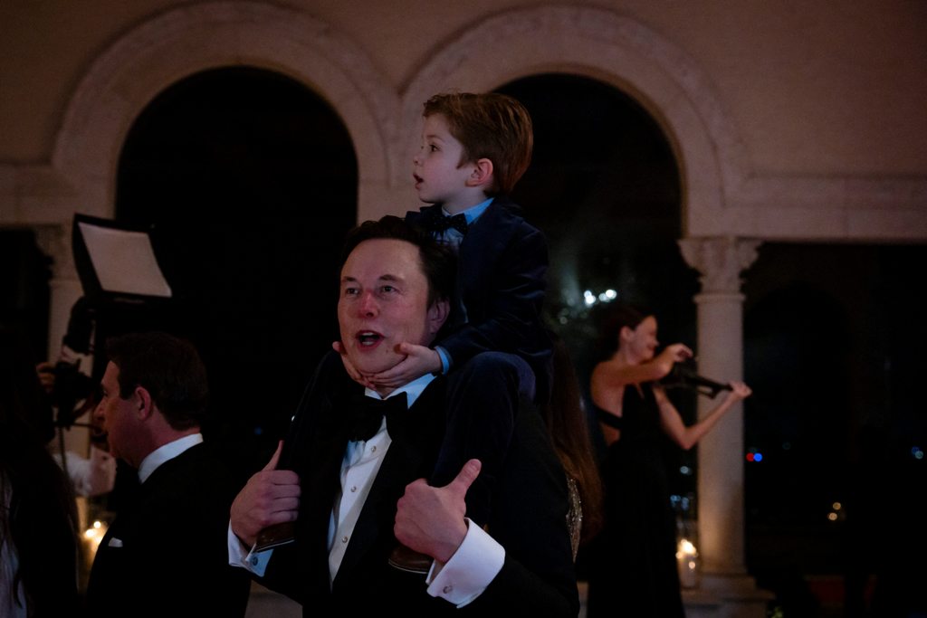 MINTA PELONGGARAN: CEO SpaceX dan Tesla Elon Musk pada malam tahun baru di kelab Mar-A-Lago pada 31 Desember 2024 di Palm Beach, Florida. Musk meminta pelonggaran di Afrika Selatan.
