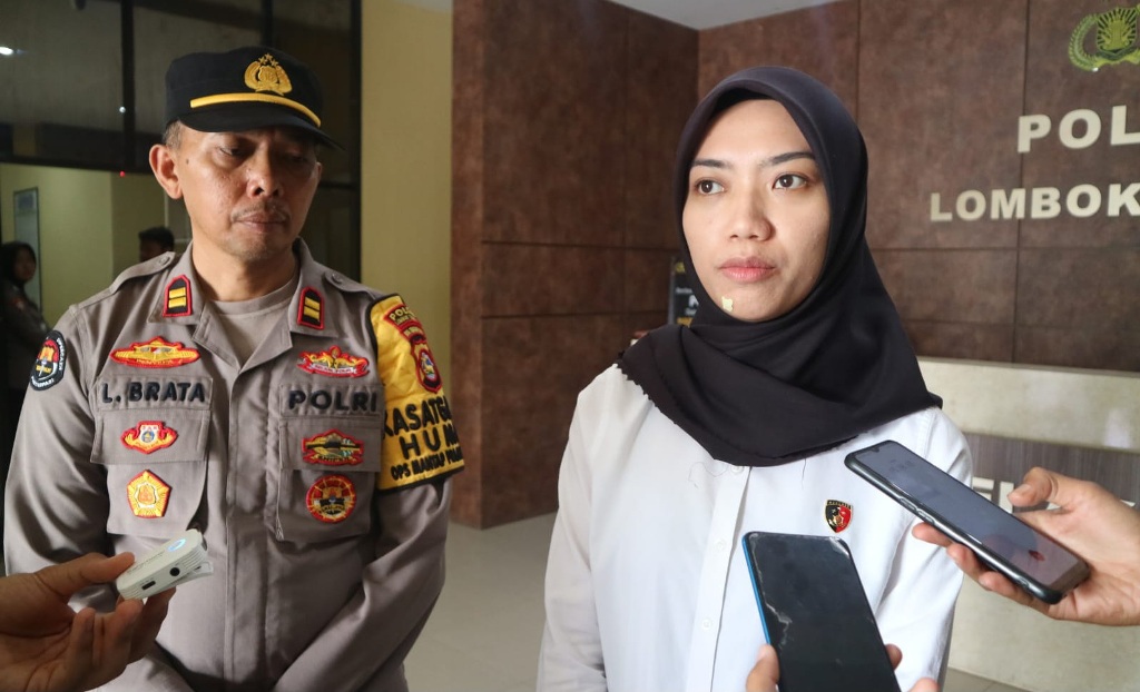 BERI KETERANGAN: Kasatreskrim Polres Loteng Iptu Luk Luk il Maknun didampingi Kasi Humas Iptu Lalu Brata saat memberikan keterangan kepada wartawan.