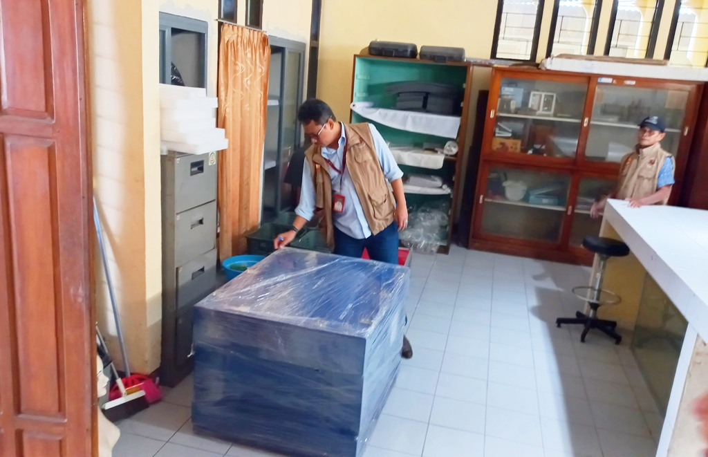 HATI-HATI: Kepala Museum NTB Ahmad Nuralam saat memeriksa kembali pengemasan delapan koleksi Museum NTB, yang diterbangkan ke Arab Saudi untuk mengikuti pameran internasional IAB 2025.