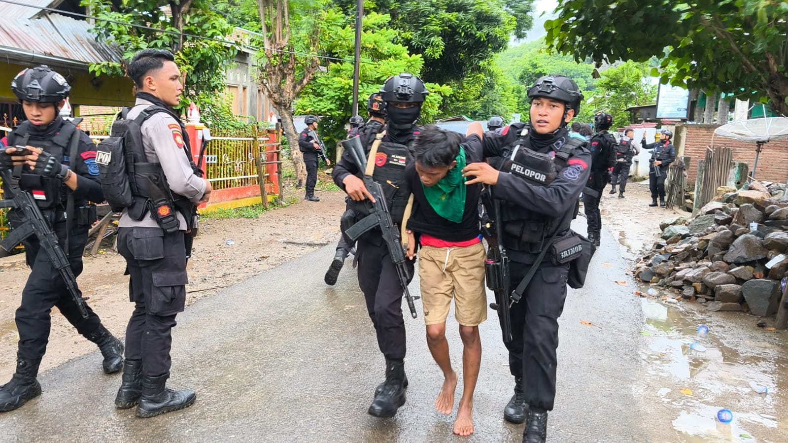 DIAMANKAN: Salah seorang terduga pelaku bentrokan diamankan anggota Polres Bima, Kamis (2/1).