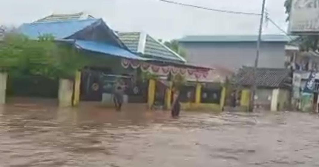BANJIR: Bencana banjir kembali terjadi di Bima, pemukiman warga dan jalan raya terendam.