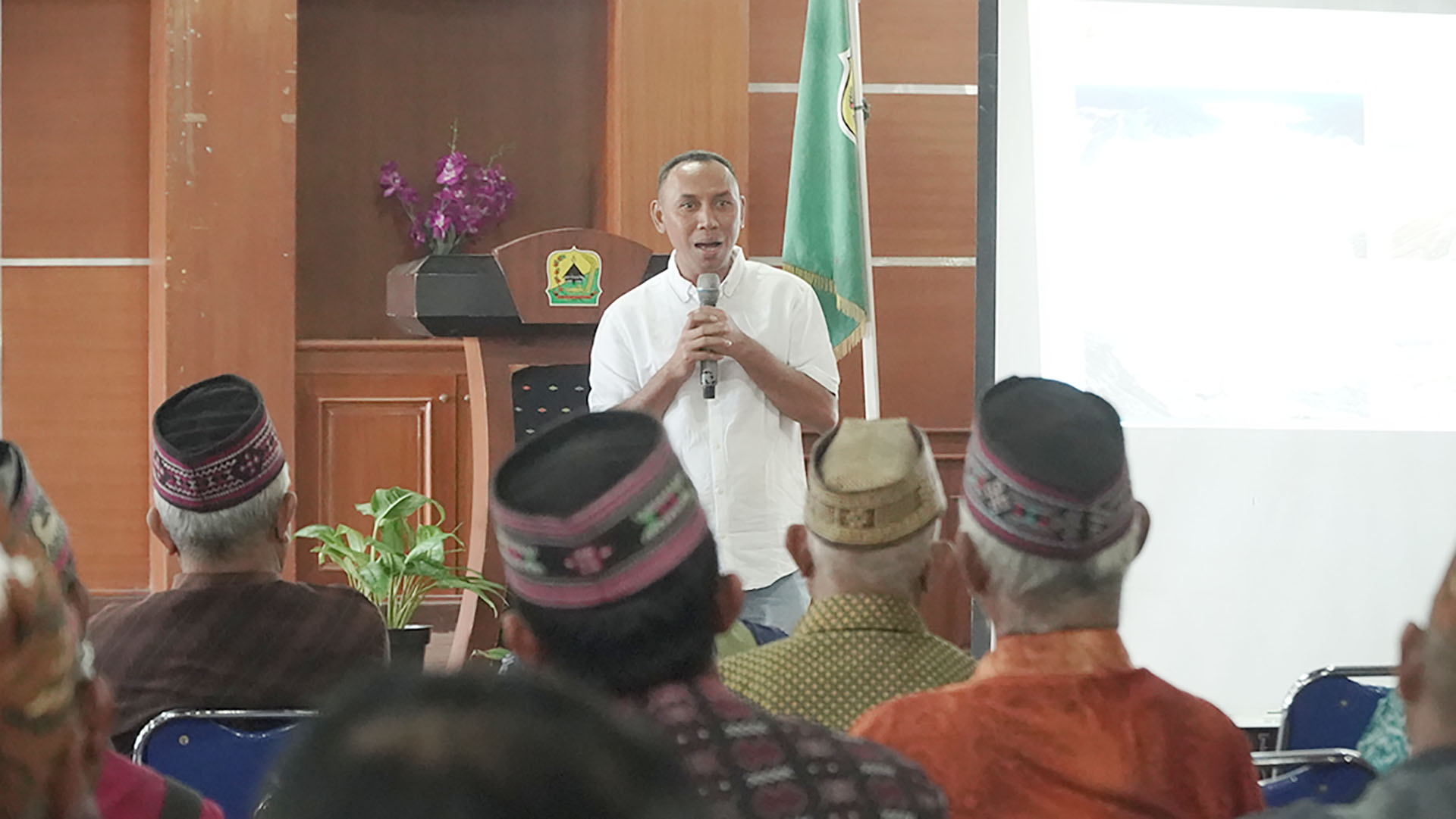 Pengamat tambang dan energi Ferdy Hasiman saat berbicara di depan masyarakat NTT terkait kelistrikan.