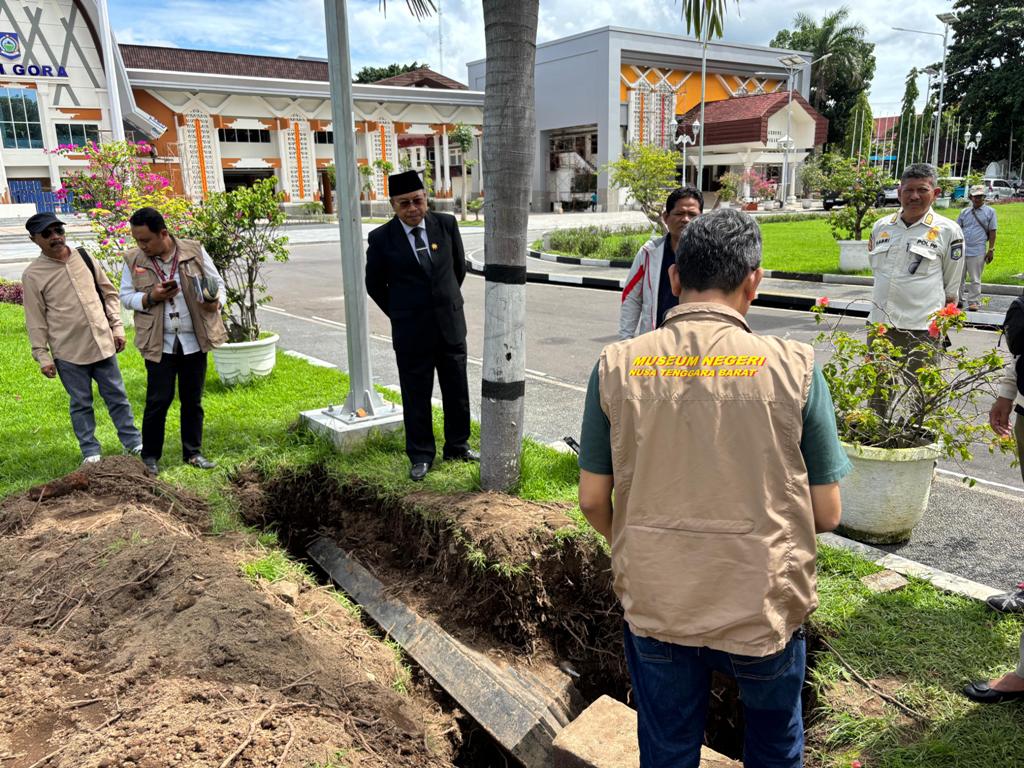 BAGIAN SEJARAH: Sekda NTB Lalu Gita Ariadi (jas hitam) saat meninjau bongkahan monumen perang Lombok yang dibangun pasca Perang Lombok pada tahun 1894, yang ditemukan di halaman Kantor Gubernur NTB.