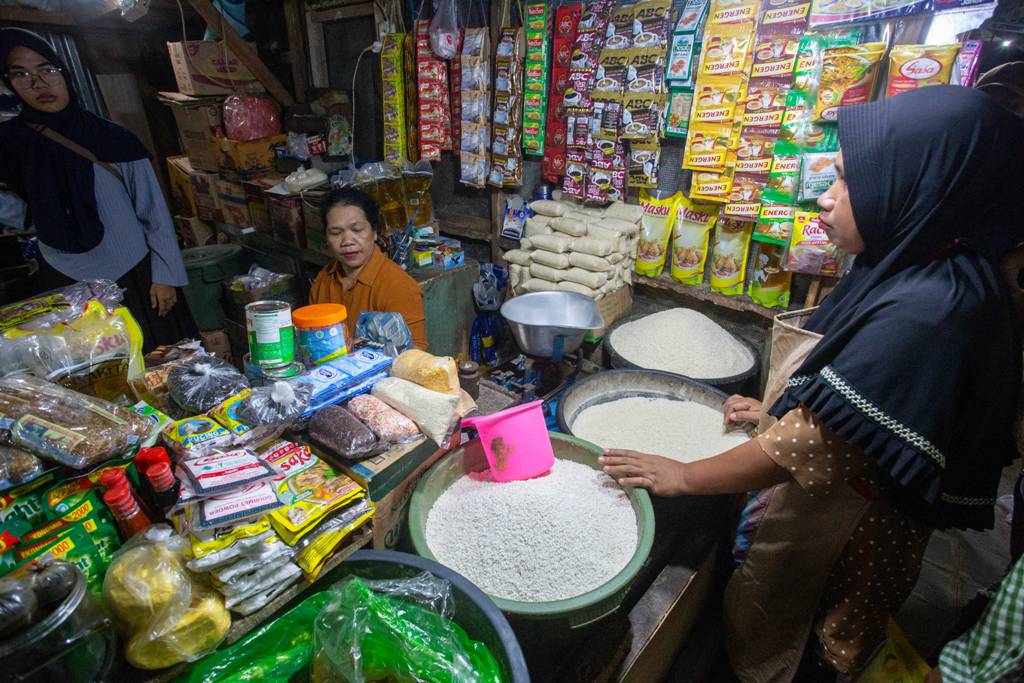 PANGAN POKOK: Dari sisi pemerintah, masuknya beras impor memiliki nilai positif, tetapi impor beras dapat berdampak negatif, karena lebih murah dari harga beras lokal, jadi sulit bersaing di pasaran.