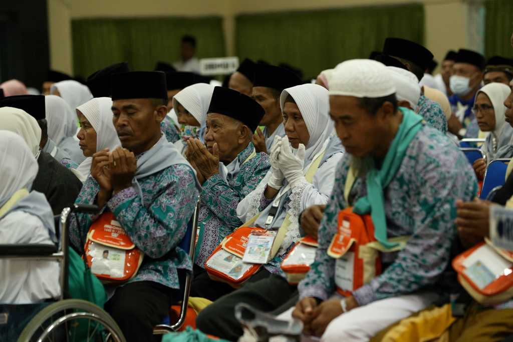 RUKUN ISLAM: Seluruh CJH asal NTB secara hikmat dan penuh haru, melakukan doa bersama di Asrama Haji Embarkasi Lombok, sebelum berangkat menunaikan ibadah haji Musim 2024 beberapa waktu lalu.