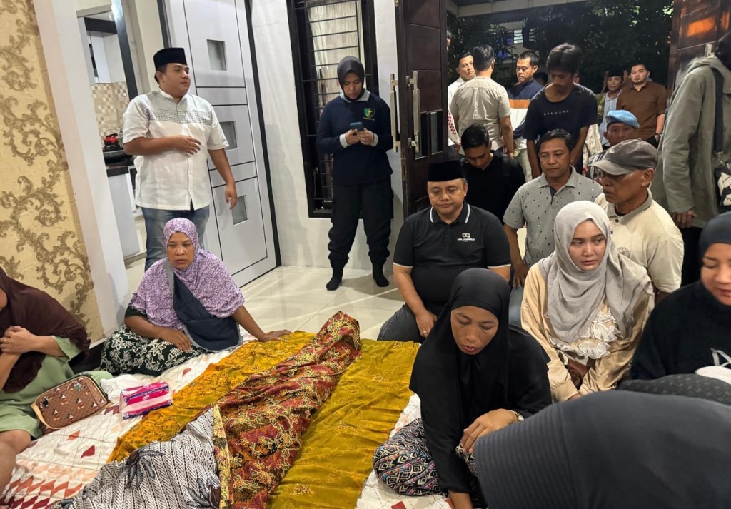 TUTUP USIA: Kapolresta Mataram Kombes Pol Ariefaldi Warganegara saat mendatangi rumah duka Aiptu Kiki Adi Saputro yang meninggal dunia pasca kecelakaan lalu lintas.