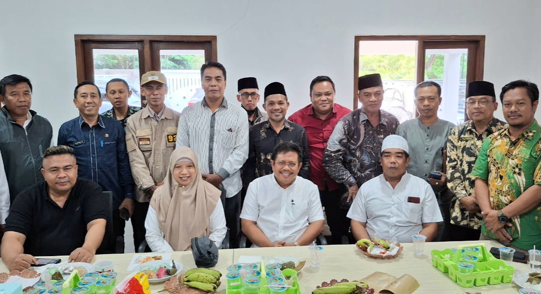 JAGA KOMITMEN: Bupati dan Waki Bupati Lombok Barat terpilih Lalu Ahmad Zaini (LAZ) dan Hj Nurul Adha saat menemui perwakilan Asosiasi Kepala Desa (AKAD) dan organisasi wartawan.