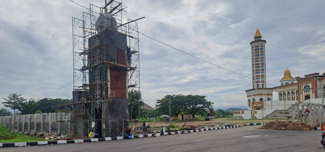 TELAN ANGGARAN MILIARAN: Pembangunan pagar dan aspal jalan masuk Masjid Agung Bima menelan anggaran miliaran rupiah.