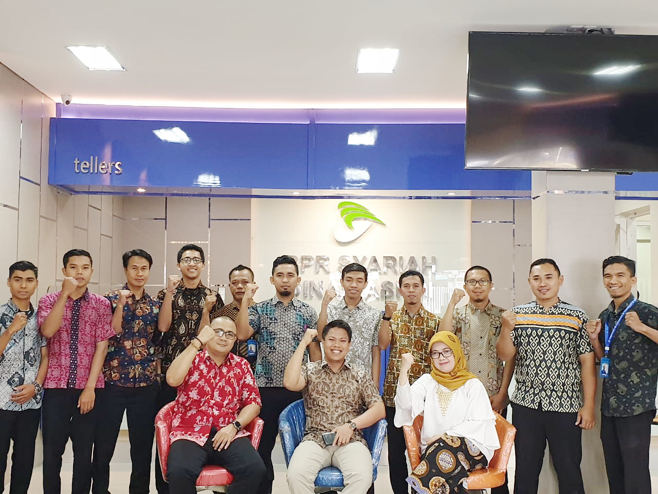 Direktur Utama Bank Dinar Mustaen bersama jajaran direksi dan karyawan.