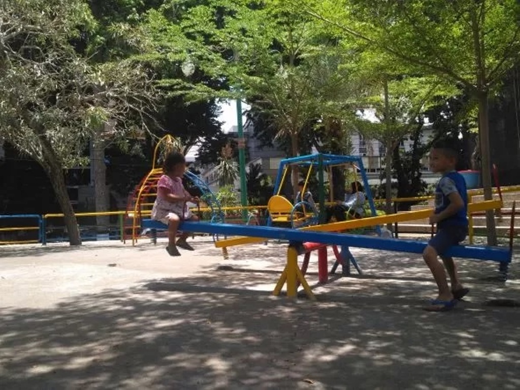 MASIH SULIT TERWUJUD: Sejumlah anak bermain di Taman Sangkareang, beberapa waktu lalu. Itu menjadi syarat mewujudkan Kota Mataram menjadi Kota Layak Anak.