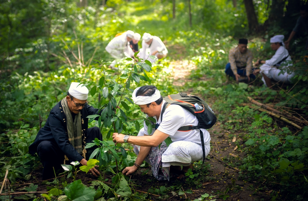 JAGA TOLERANSI: Warga Muslim dan Hindu di Desa Kuripan Selatan, Kecamatan Kuripan kompak menanam pohon beringin di Gunung Sasak. Selain bentuk toleransi, reboisasi ini juga melindungi alam.