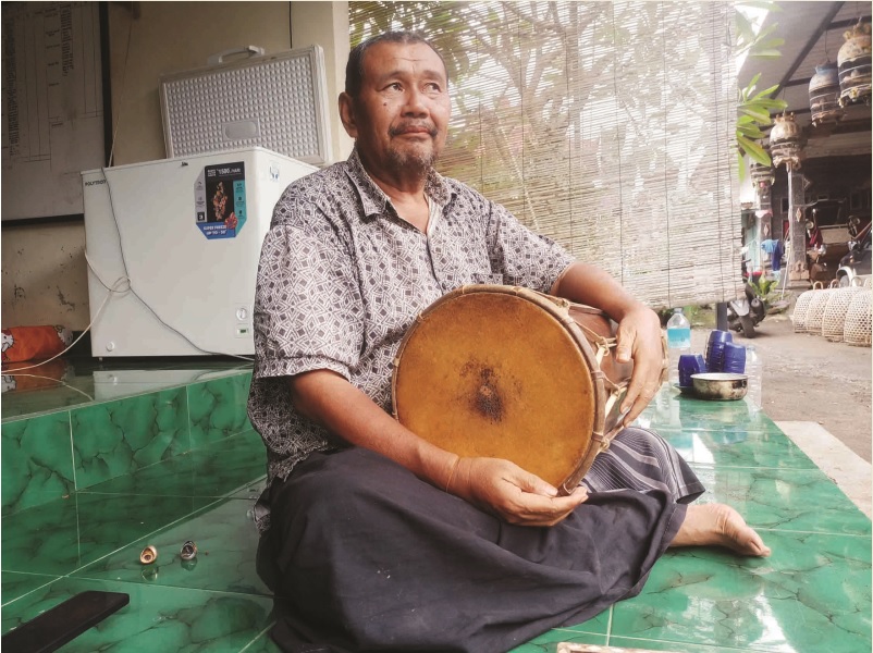 PERTAHANKAN SENI DAN BUDAYA: Ketua Gamelan Sanggar Dharma Gita Shanti memegang gamelan di markas sanggar seni dan budaya, Lingkungan Topati, Cakra Utara, Cakranegara, Mataram.