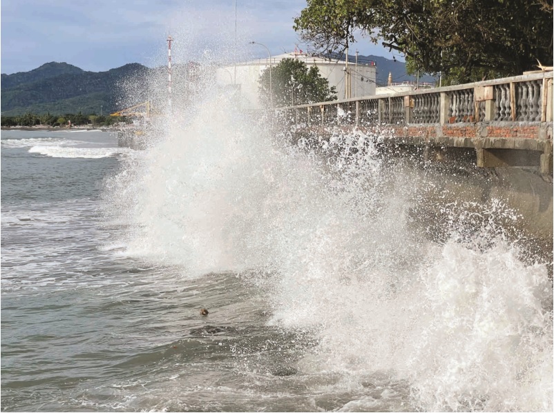 AWAS BAHAYA!: Gelombang tinggi menghantam tembok riprap yang terpasang di eks pelabuhan Ampenan, beberapa waktu lalu.