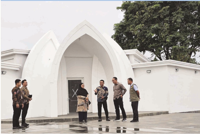 DISKUSI: Wali Kota Mataram Dr H Mohan Roliskana, Kepala Dinas Pariwisata Kota Mataram Cahya Samudra, Kasat Pol PP Kota Mataram Cahya Samudra saat berbincang di mini Amfiteater Eks Pelabuhan Ampenan.