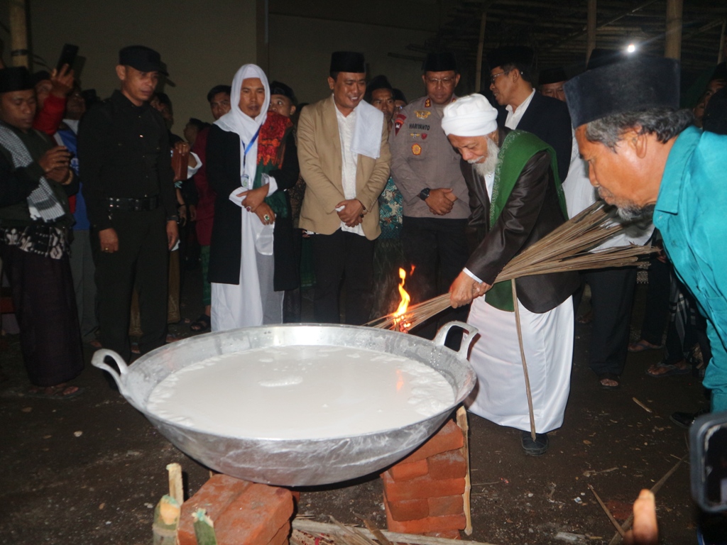 BAKAR: TGH Ismail Tohir Pimpinan Pondok Pesantren Salaf Modern (PPSM) Tohir Yasin Lendang Nangka, Kecamatan Masbagik saat membakar daun kelapa kering untuk memulai proses nyeleng minyak.