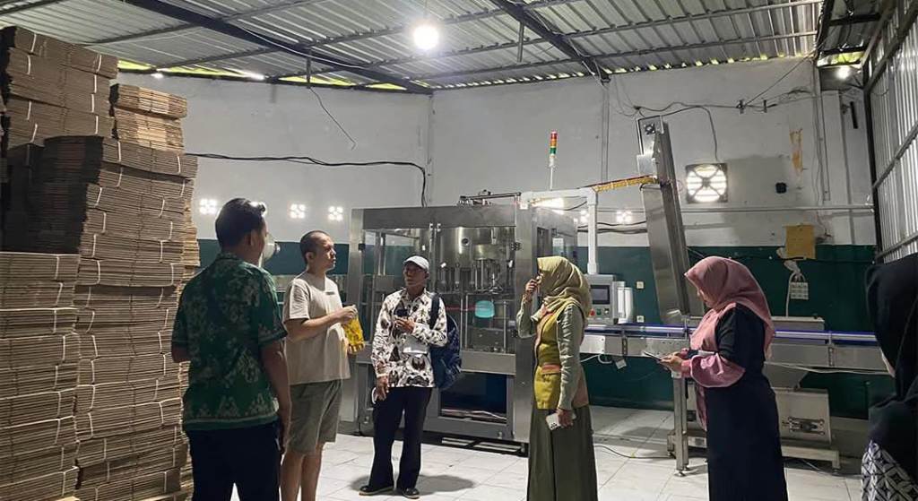 CEK DISTRIBUTOR: Kepala Disdag NTB&nbsp; Baiq Nelly Yuniarti (dua kanan) melakukan pengecekan gudang distributor minyak goreng di Babakan, Sandubaya, Kota Mataram, pekan lalu.