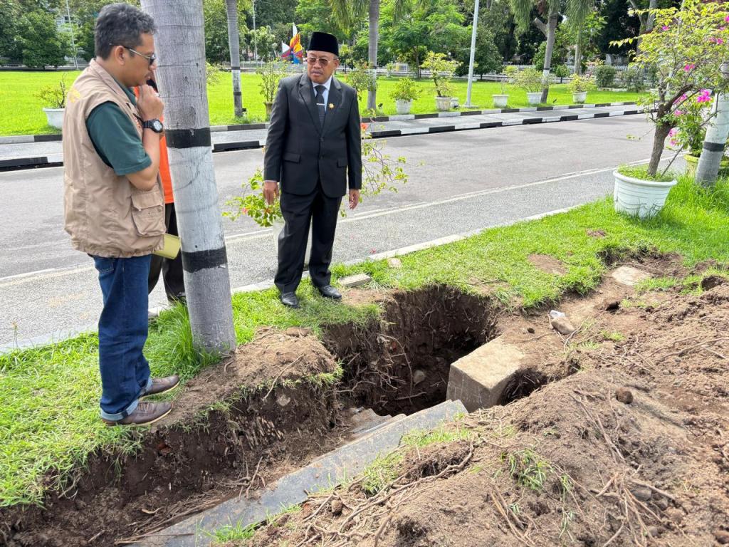 MASA LAMPAU: Kepala Museum NTB Ahmad Nuralam (kiri) DAN Sekda NTB Lalu Gita Ariadi (jas hitam) saat meninjau langsung, bongkahan sisa monumen perang Lombok yang dibangun pasca Perang Lombok 1894.