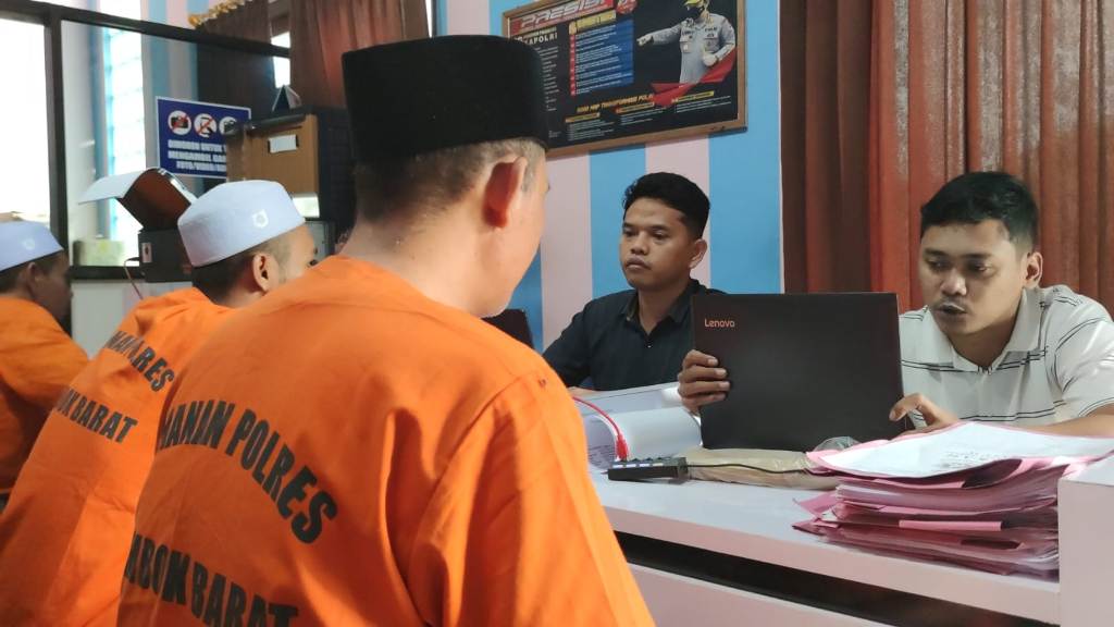 MASIH DITAHAN: Tiga tersangka kasus dugaan pelecehan seksual terhadap santriwati salah satu ponpes di wilayah Lembar, Lobar hingga saat ini masih ditahan.